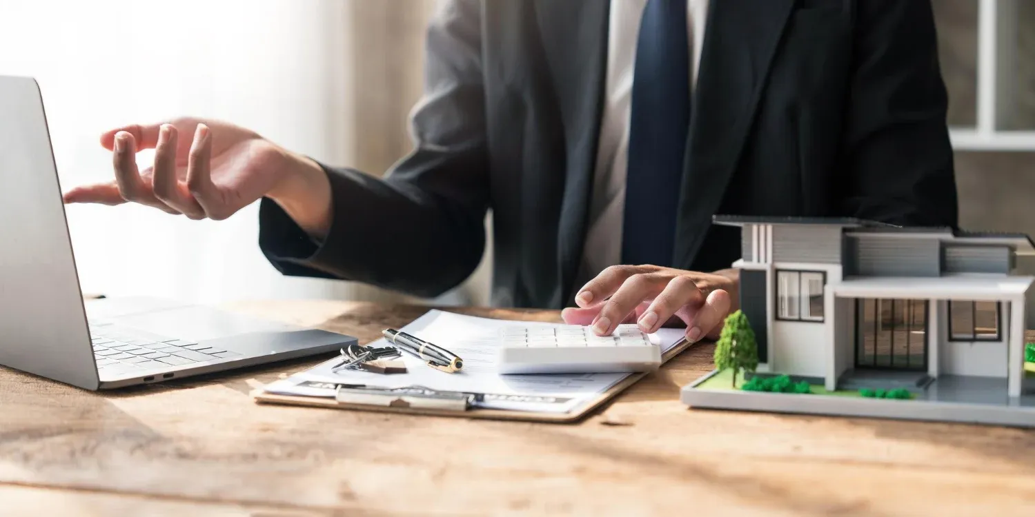 Investiranje u nekretnine: Plac + montažna kuća vs. stan u gradu